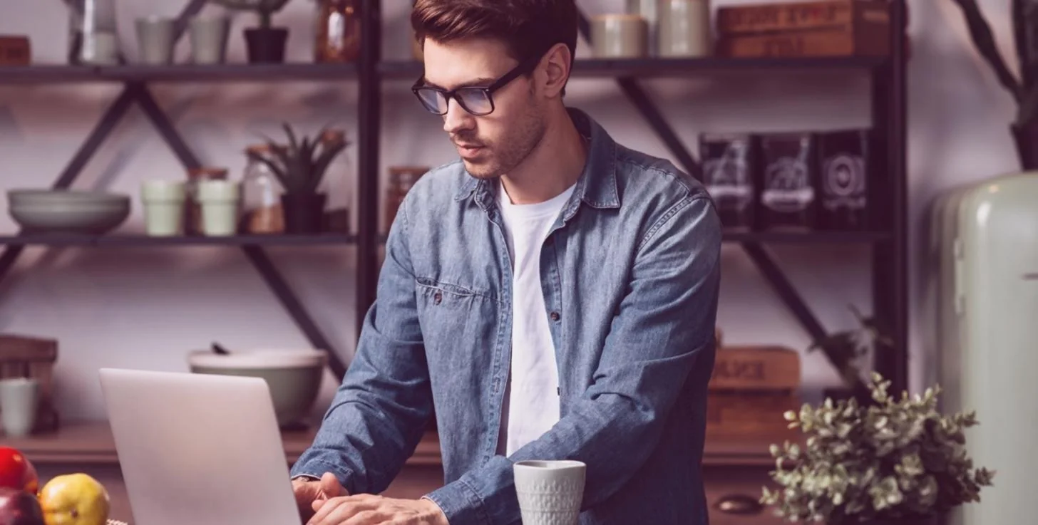 Deelnemers tijdens een online seminar over aandelenmarkt basisprincipes